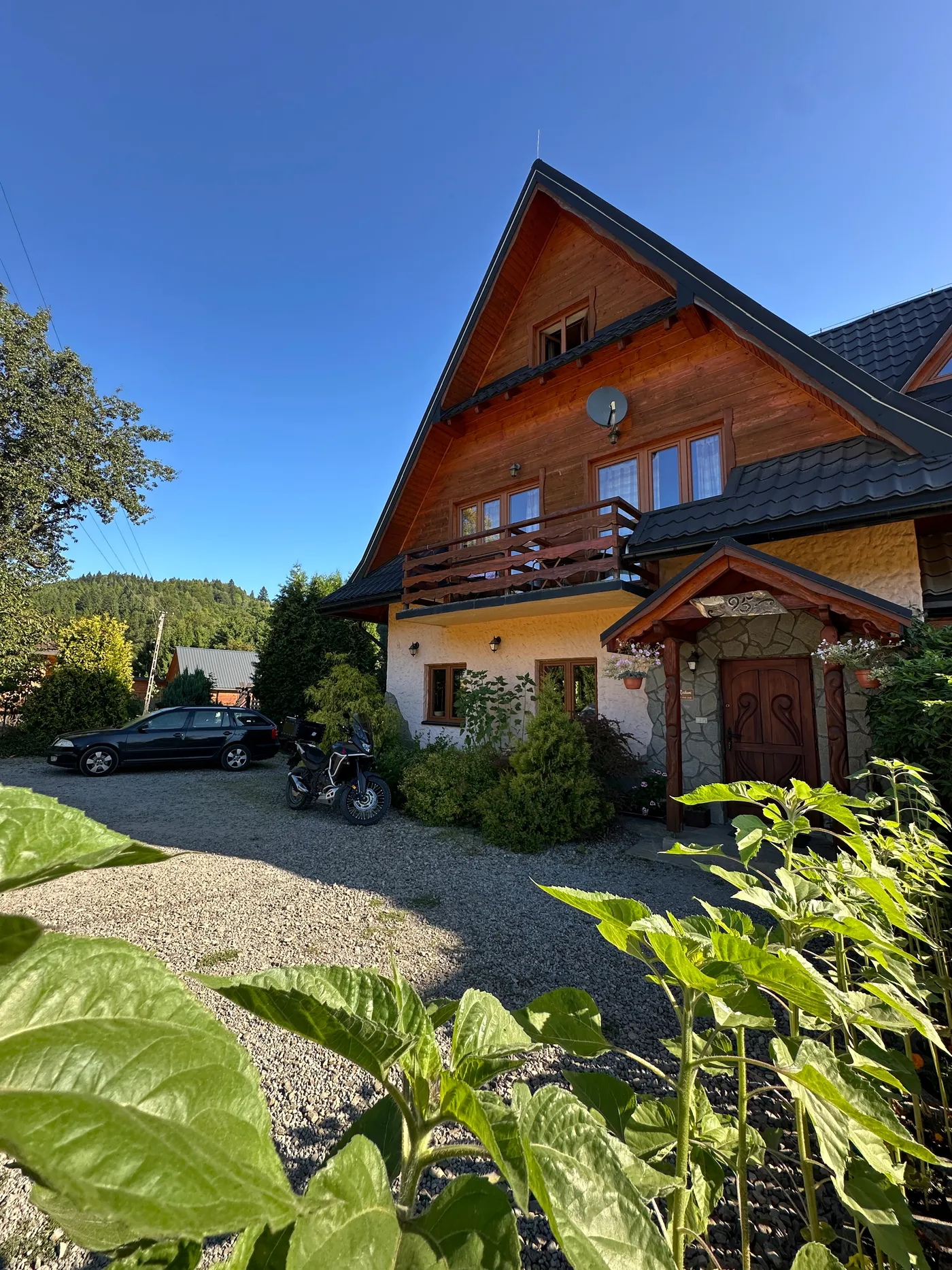 Widok na Bieszczady z pensjonatu Pod Rożkami – góry, szlaki turystyczne